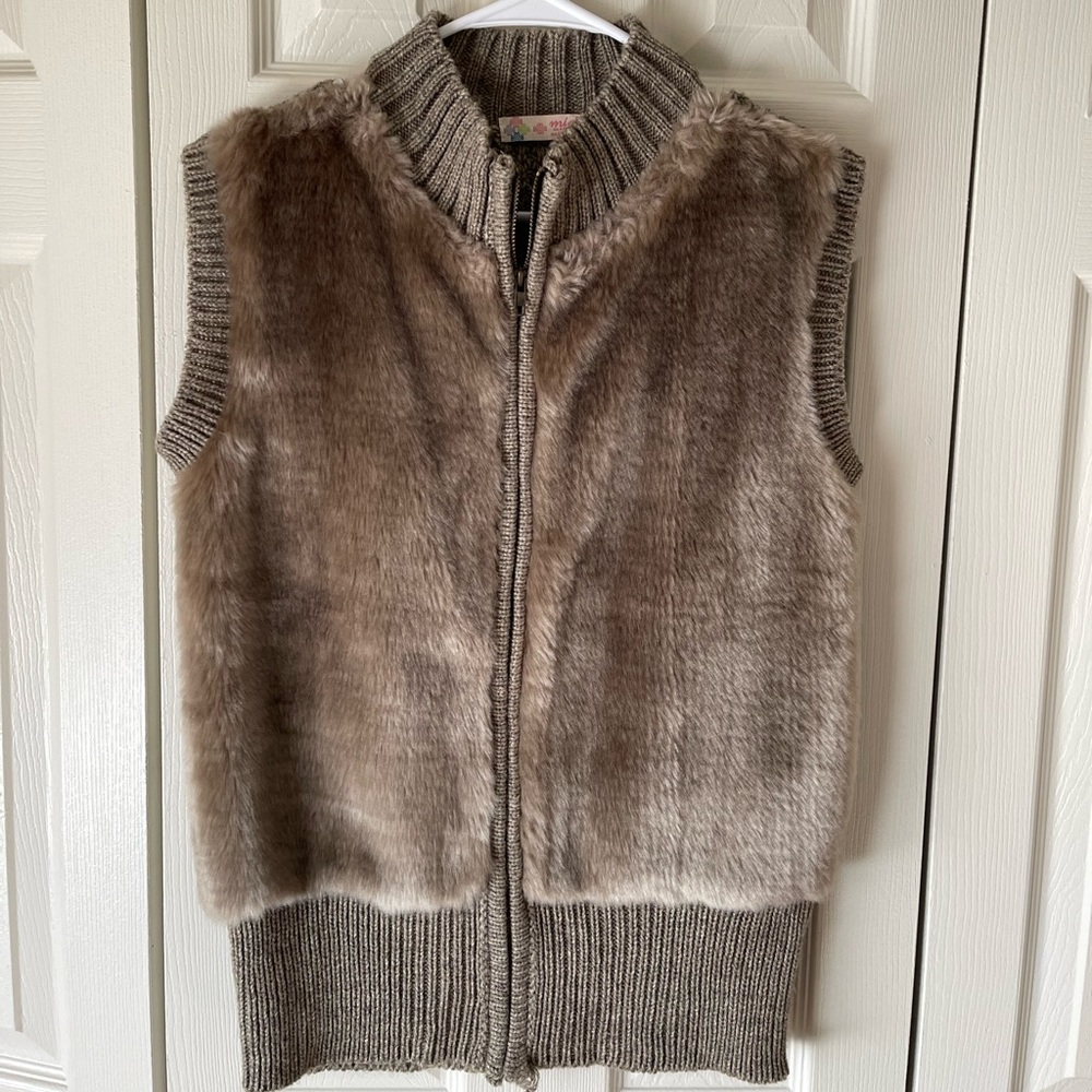 Cute puffy vest very warm ✨